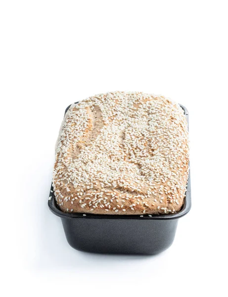 Domácí Celozrnný Žitný Bochník Chleba Sezamovým Semínkem Kovovém Pečivu Plísně — Stock fotografie