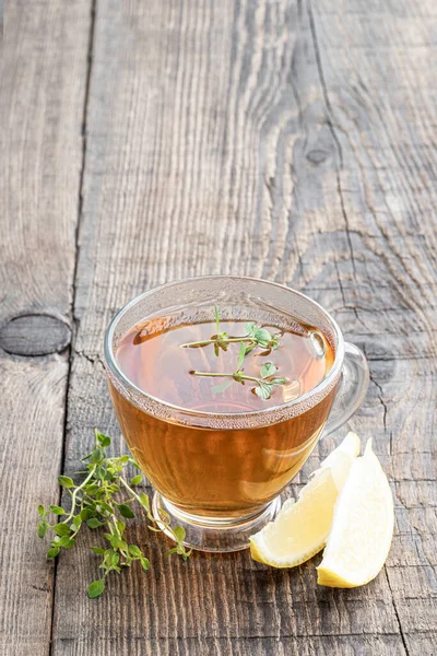 Thé Vert Aux Herbes Mélisse Dans Une Tasse Verre Sur — Photo