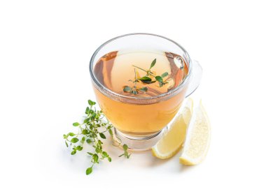 Yeşil çay ve yeşil merhem, cam bardakta, beyaza izole edilmiş. 