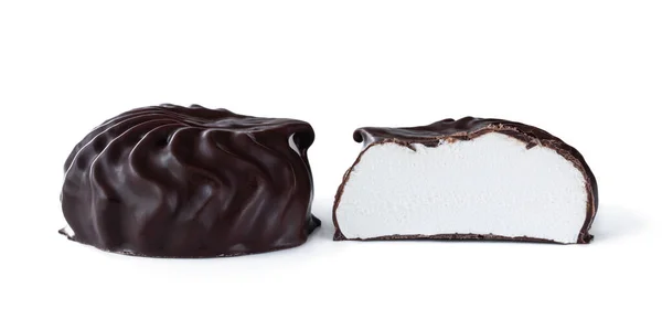 Gehalveerde Chocolade Gecoat Marshmallow Traktatie Geïsoleerd Witte Achtergrond — Stockfoto