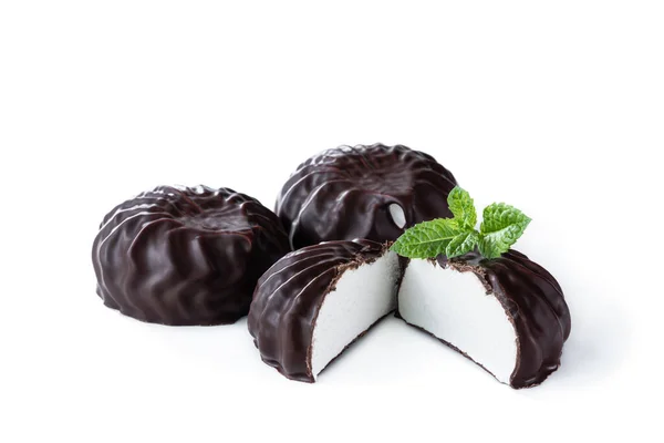 Gehalveerde Chocolade Gecoat Marshmallow Traktatie Geïsoleerd Witte Achtergrond — Stockfoto