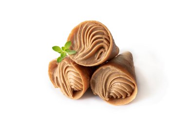 Krem şantili mini koni keki ve beyaz üzerine izole edilmiş karamel.  