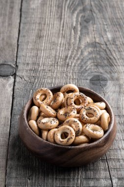 Bir kase dolusu küçük geleneksel Rus ekmek halkası tahta masada. 