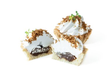 Krem şantili kısa hamurlu pasta ve beyaz üzerine izole edilmiş meyve reçeli. 