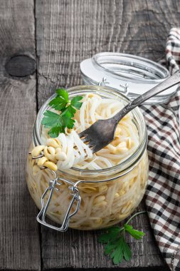 Ahşap masadaki cam kavanozda marine edilmiş mung fasulyesi. 