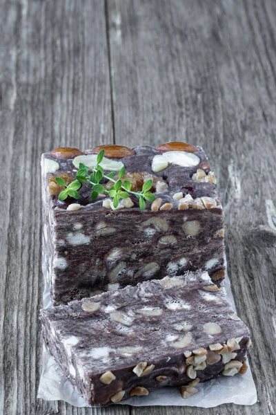 Kézzel Készített Csokoládé Sörbet Dióval Elszigetelt Rusztikus Asztalon — Stock Fotó