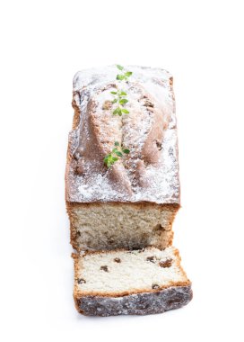 Beyaz arka planda izole edilmiş kuru üzümlü ev yapımı taze pişmiş kek. 