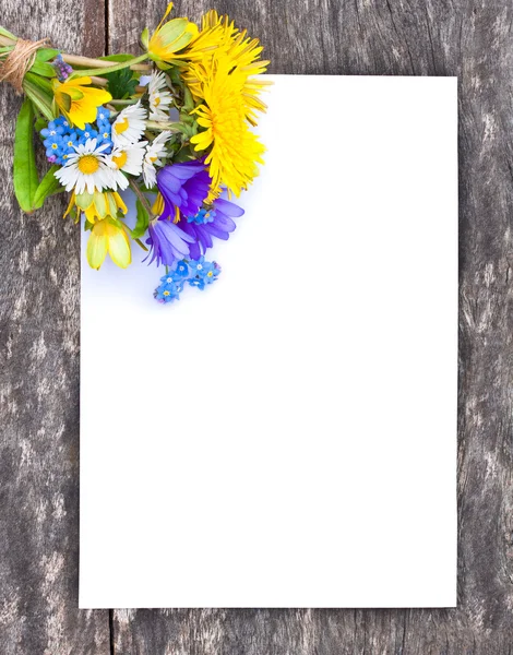 Wildflower bouquet on the oak brown table with white sheet of pa — Stock Photo, Image
