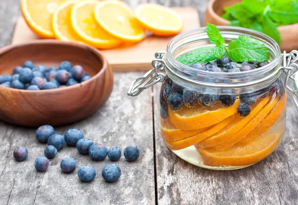 Hausgemachtes Fruchtgetränk mit Beeren Orangen und Minze — Stockfoto