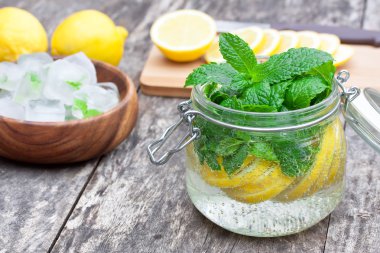 ev yapımı meyve içki limon nane ve masada buz ile