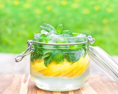 ev yapımı meyve içki limon nane ve masada buz ile