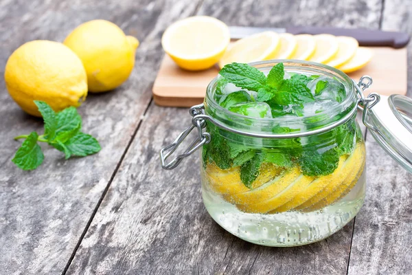 Boisson aux fruits maison avec menthe citron et glace sur la table — Photo