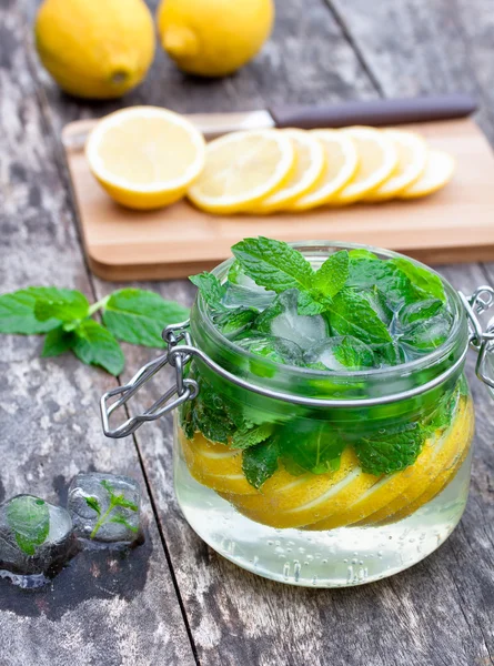 Σπιτικό φρούτων ποτό με λεμόνι — Φωτογραφία Αρχείου