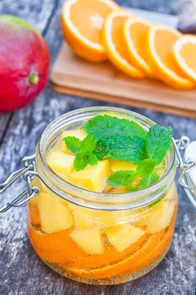 Домашний фруктовый напиток с манго оранжевый и мятой — стоковое фото