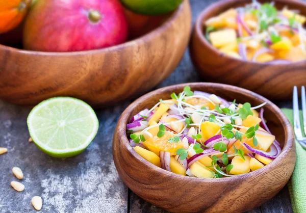 Salada vegetariana com laranjas de manga e cebola vermelha na madeira Imagens De Bancos De Imagens Sem Royalties