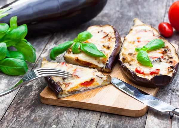 Pişmiş doldurulmuş patlıcan peynir ve domates ile