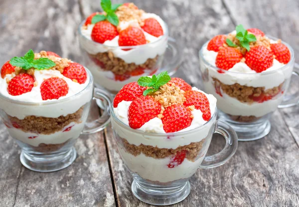 Hausgemachtes Dessert mit Sahne gehackten Keksen und frischen Erdbeeren — Stockfoto