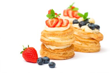 ev yapımı puf böreği krem ve beyaz üzerinde meyveleri ile doldurulmuş