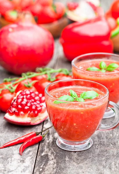 Червоний здоровий вітамінний коктейль у склянці — стокове фото