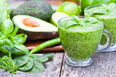Yeşil sağlıklı vitamin kokteyl cam Kupası