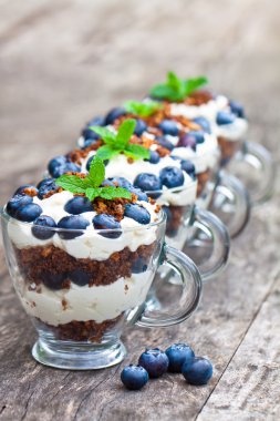 ev yapımı çöl krem kıyılmış Çerezler ve taze yaban mersini ile