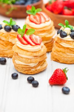 ev yapımı puf böreği krem ve beyaz sekmesinde meyveleri ile doldurulmuş