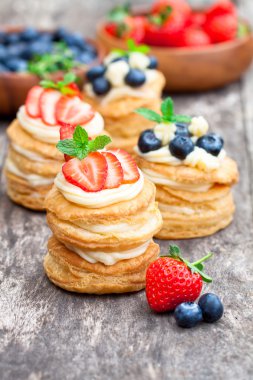 ev yapımı puf böreği krem ve Rusti'yi üzerinde meyveleri ile doldurulmuş