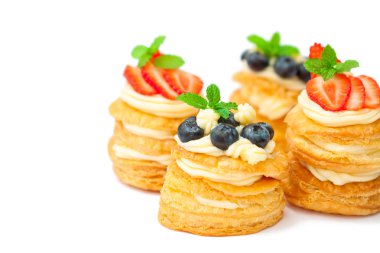 ev yapımı puf böreği krem ve beyaz üzerinde meyveleri ile doldurulmuş