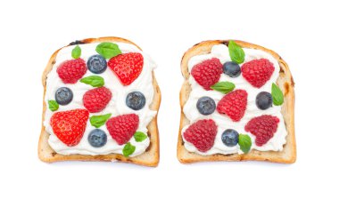 Krem peynir çilek ve üzerinde izole fesleğen ile ekmek dilimleri 