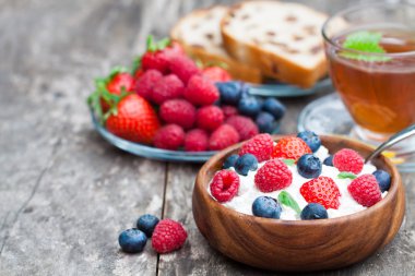 sağlıklı kahvaltı süzme peynir çilek ve melissa çayı ile