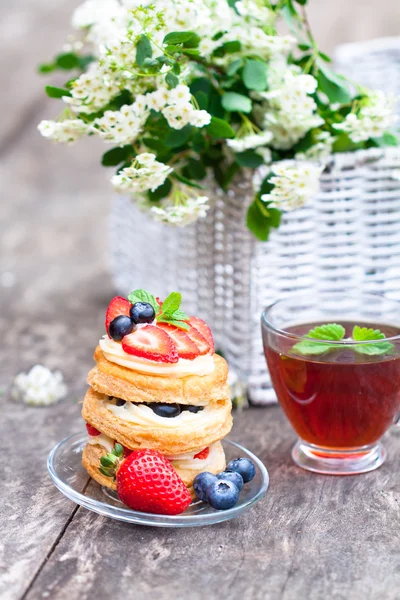 Puff pastry with berries and beautiful bouquet of white flowers — Stock Photo, Image