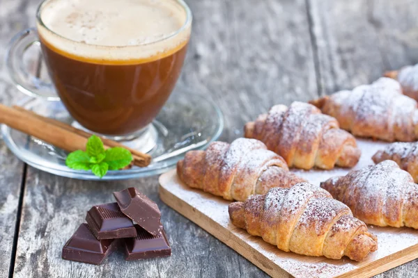 Hausgemachtes Croissant aus frischer Schokolade mit einer Tasse Cappuccino — Stockfoto