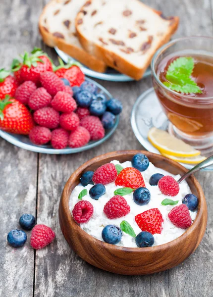 Healthy breakfast cottage cheese with berries and melissa tea — Stock Photo, Image