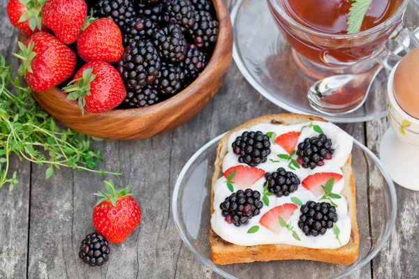 Toast with cream cheese and fresh berries — Stock Photo, Image