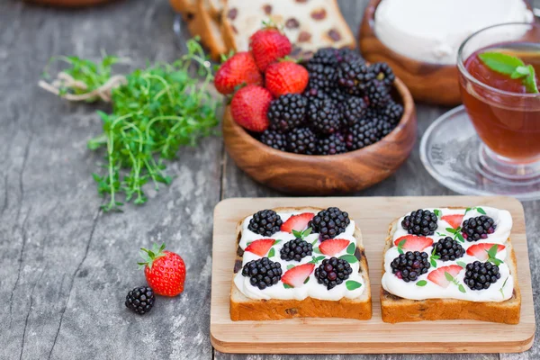 Toast with cream cheese and fresh berries — Stock Photo, Image