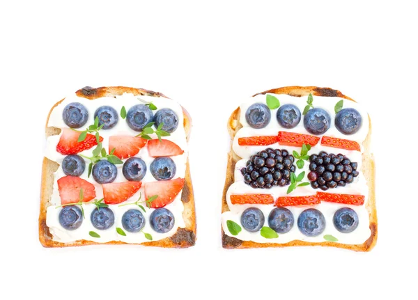 Slices of bread with cream cheese berries and thyme isolated on — Stock Photo, Image