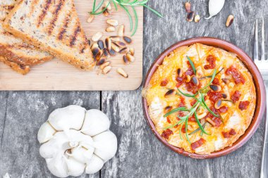çam fıstığı kızarmış chorizo sarımsak rosemary ile pişmiş peyniri ve