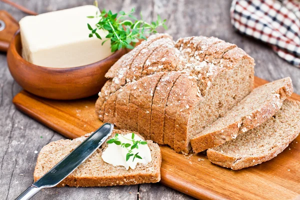 Sliced Irish stoneground soda bread with butter and thyme on the — Stock Photo, Image