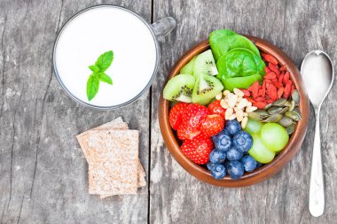 Ürünler sağlıklı bir kahvaltı için çilek meyve fındık ve granola