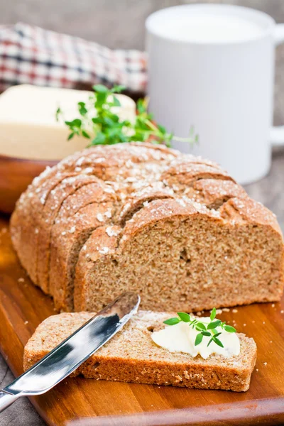 Sliced Irish stoneground soda bread with butter and thyme on the — Stock Photo, Image