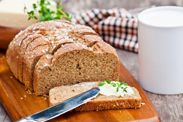上片爱尔兰粗粮苏打面包与黄油和百里香 — 图库照片