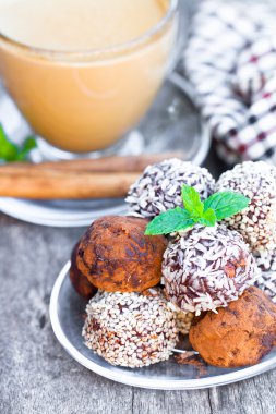 Kakao tozu ve susam se ile çeşitli koyu çikolata truffles