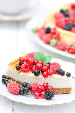 Cheesecake yaz meyveleri ve nane ile