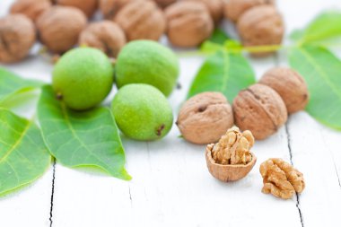 Beyaz ahşap masa üzerinde taze ceviz