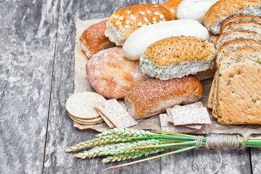 Ekmek yapım ürünleri üzerinde eski ahşap masa seti