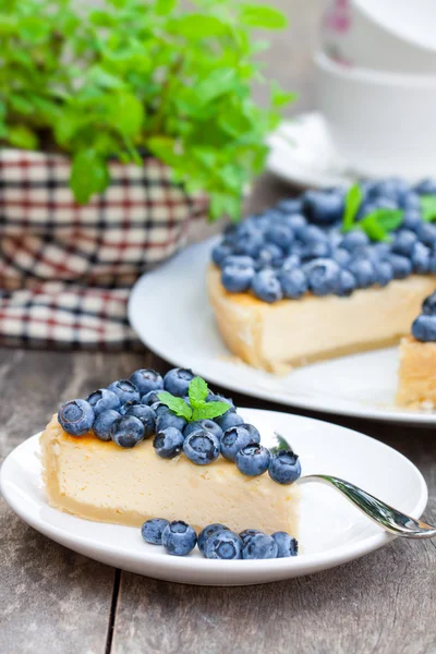 Cheesecake with blueberry and mint. Summer dessert — Stock Photo, Image