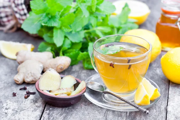 Tisane au citron et gingembre sur table en bois — Photo