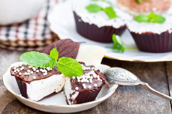 Bonbons au chocolat maison à la crème au fromage doux — Photo