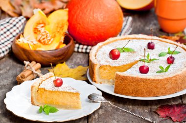 Tarçın ile lezzetli kabak pasta yabani elma ile dekore edilmiştir.