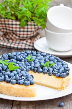 Yaban mersini ve nane ile peynirli kek. Yaz tatlı